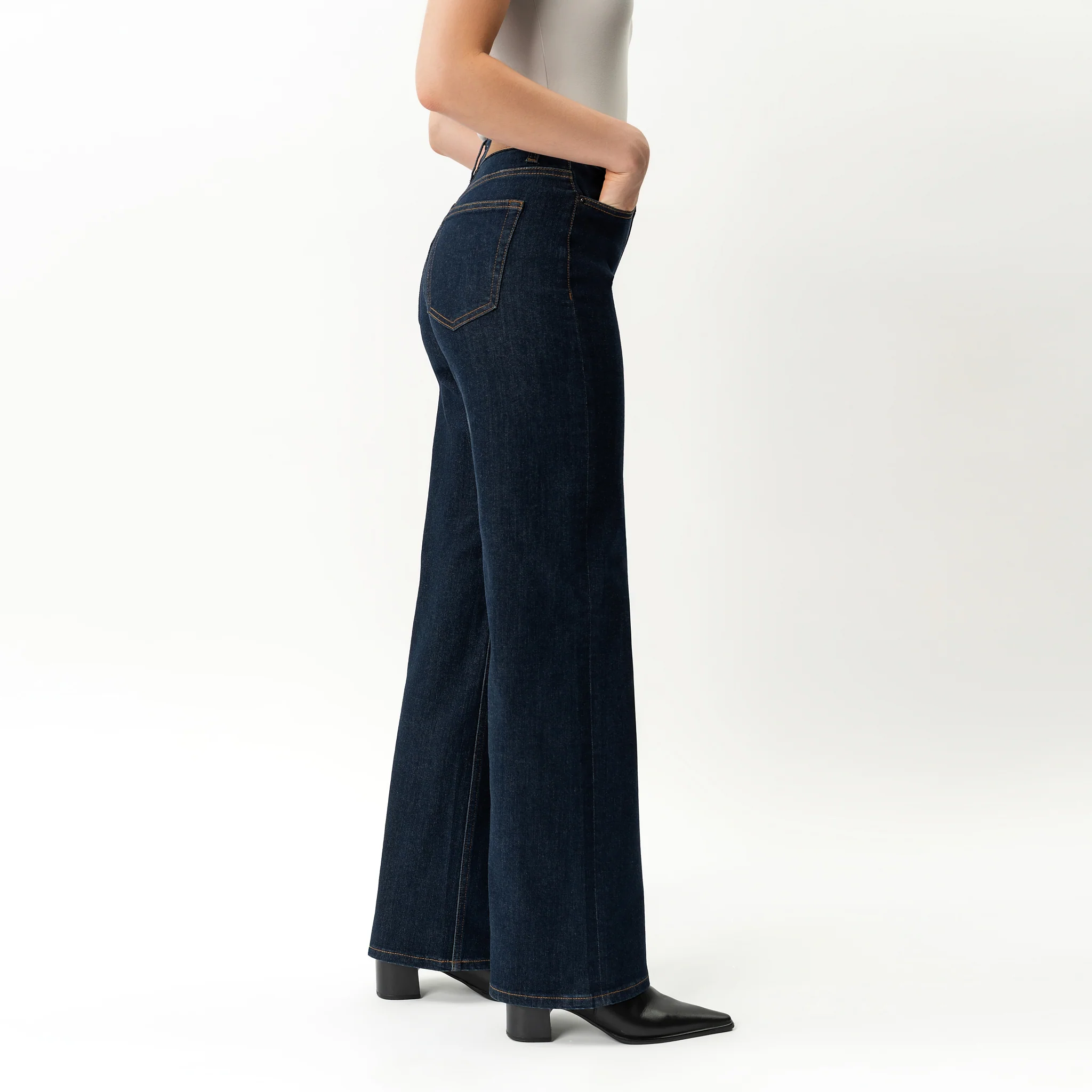 Relaxed ComfortDenim™ Jeans - Image 7