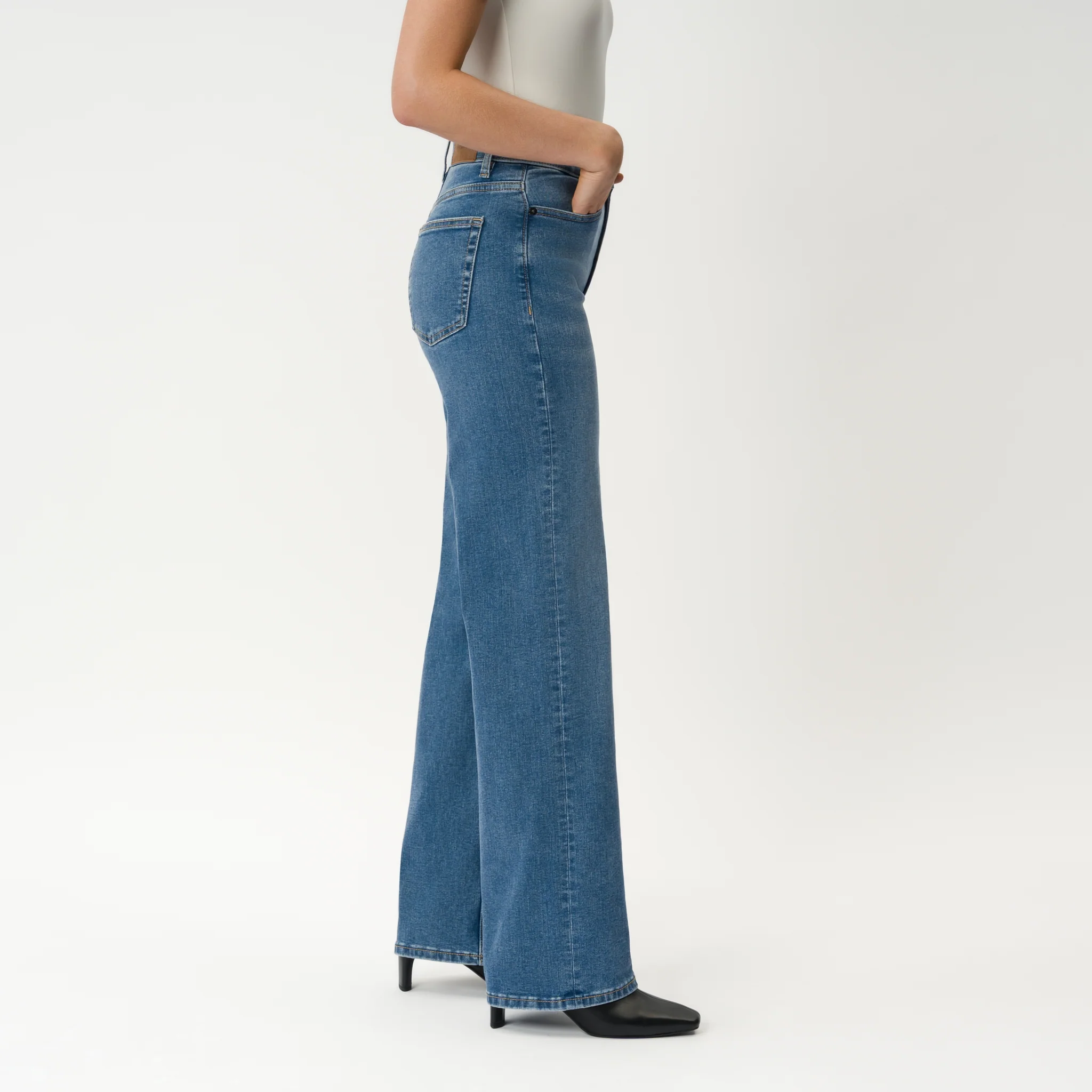 Relaxed ComfortDenim™ Jeans - Image 6