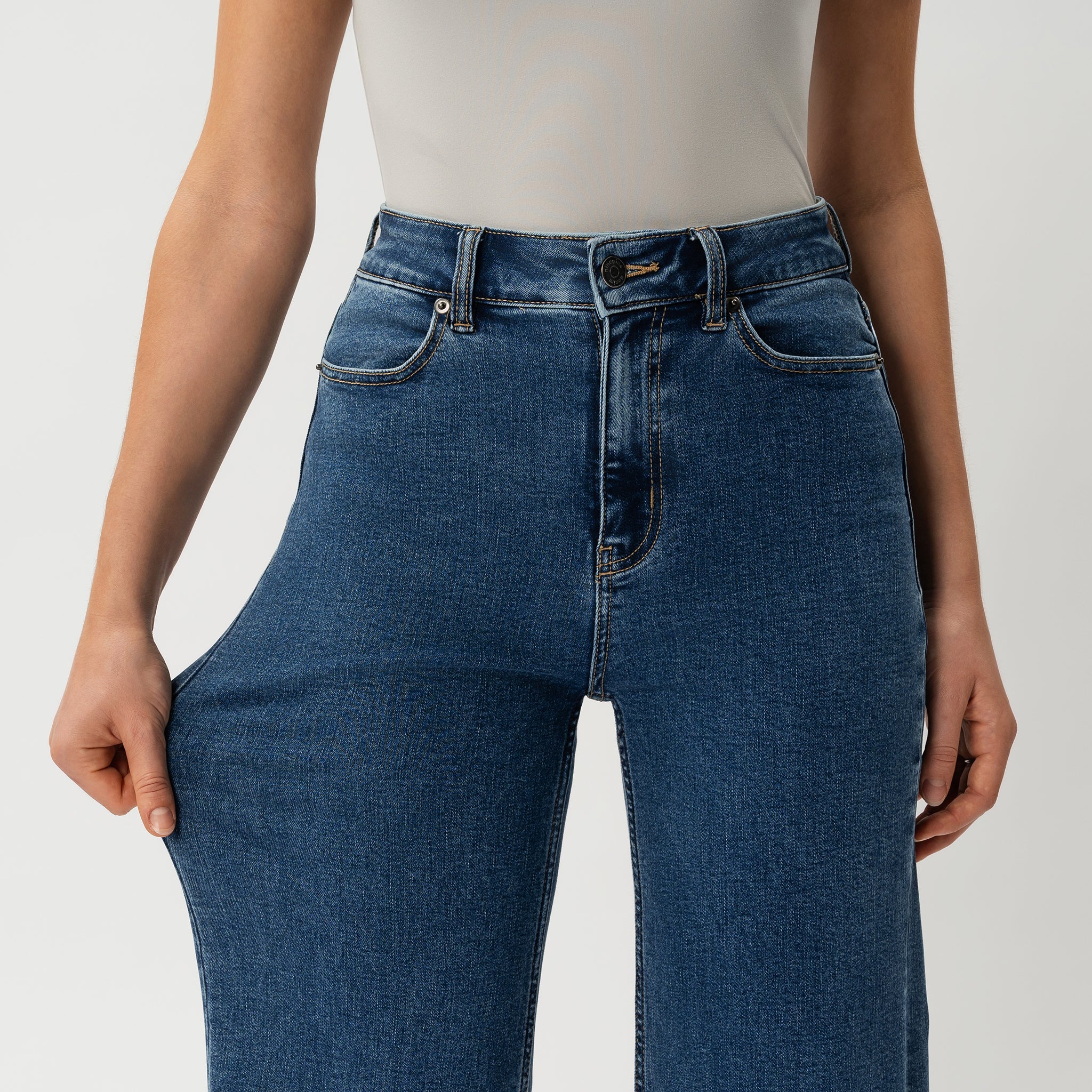 Relaxed ComfortDenim™ Jeans - Image 5
